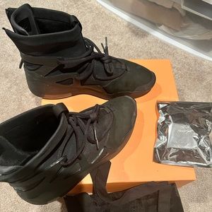Nike “FEAR OF GOD” sz 11 with new shoes strings, bags and extra accessories.